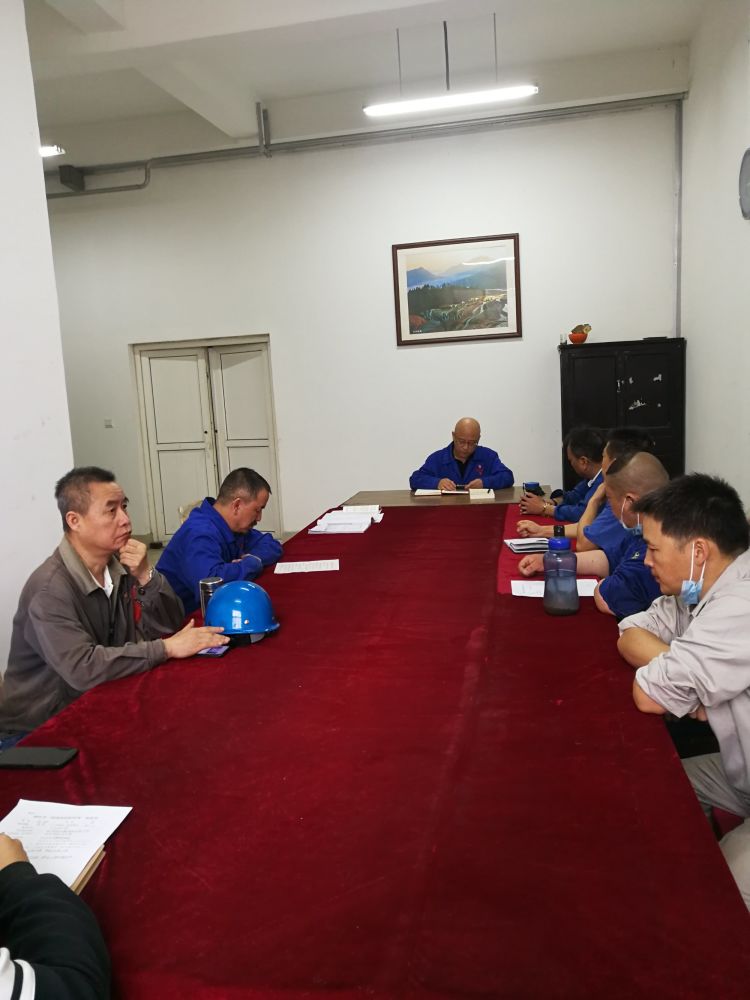 機(jī)加裝配黨支部召開(kāi)全體黨員大會(huì)，組織主題教育學(xué)習(xí)。